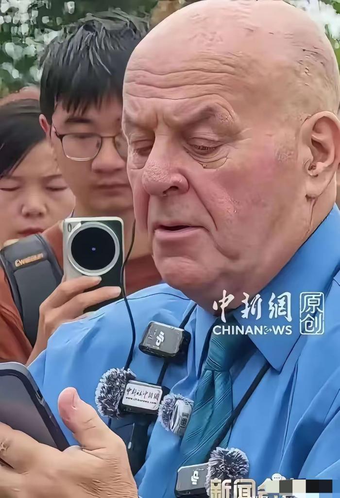 赛考斯真是言出必行。回到美国之后，时差都还没有完全调整过来，他便在海外社交平