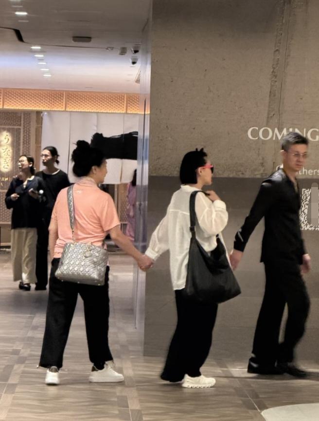 47岁小S和老公许雅钧、妈妈黄春梅现身香港旅游被偶遇，他们一家人在商场购物，小S