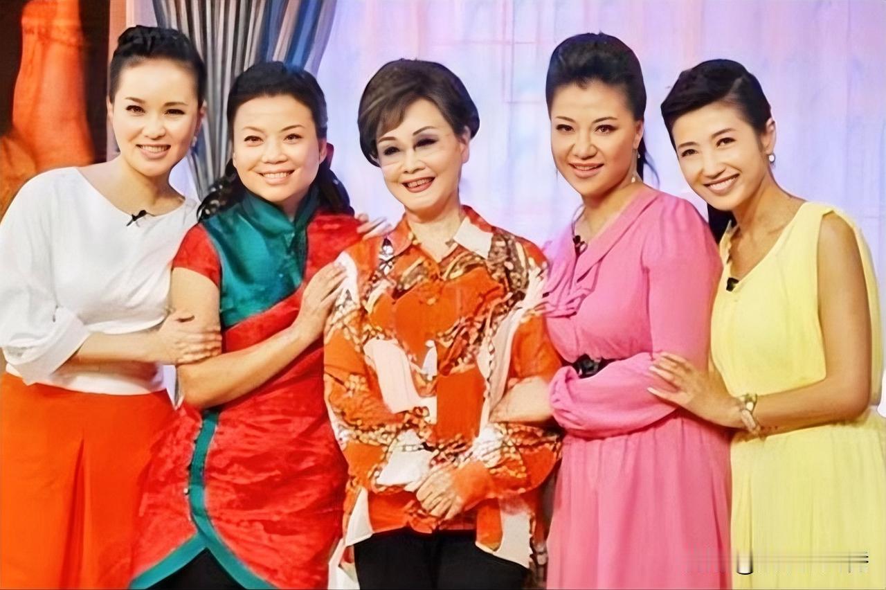 三位“女歌唱家”围绕着李谷一，大家能认出来几个？左边是雷佳和张也，中间是李谷