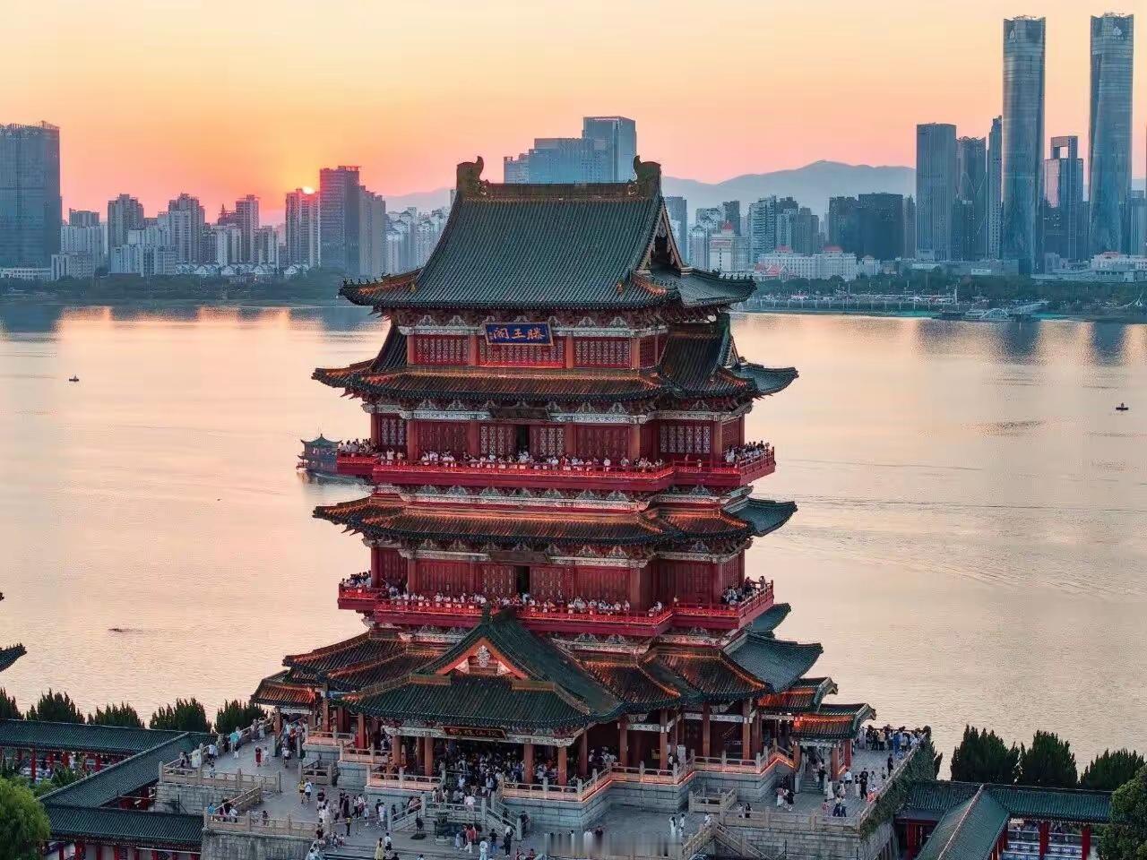 大江、大湖、大南昌！南昌，一座被水滋养的城市。赣江穿城而过，奔流不息，孕育了
