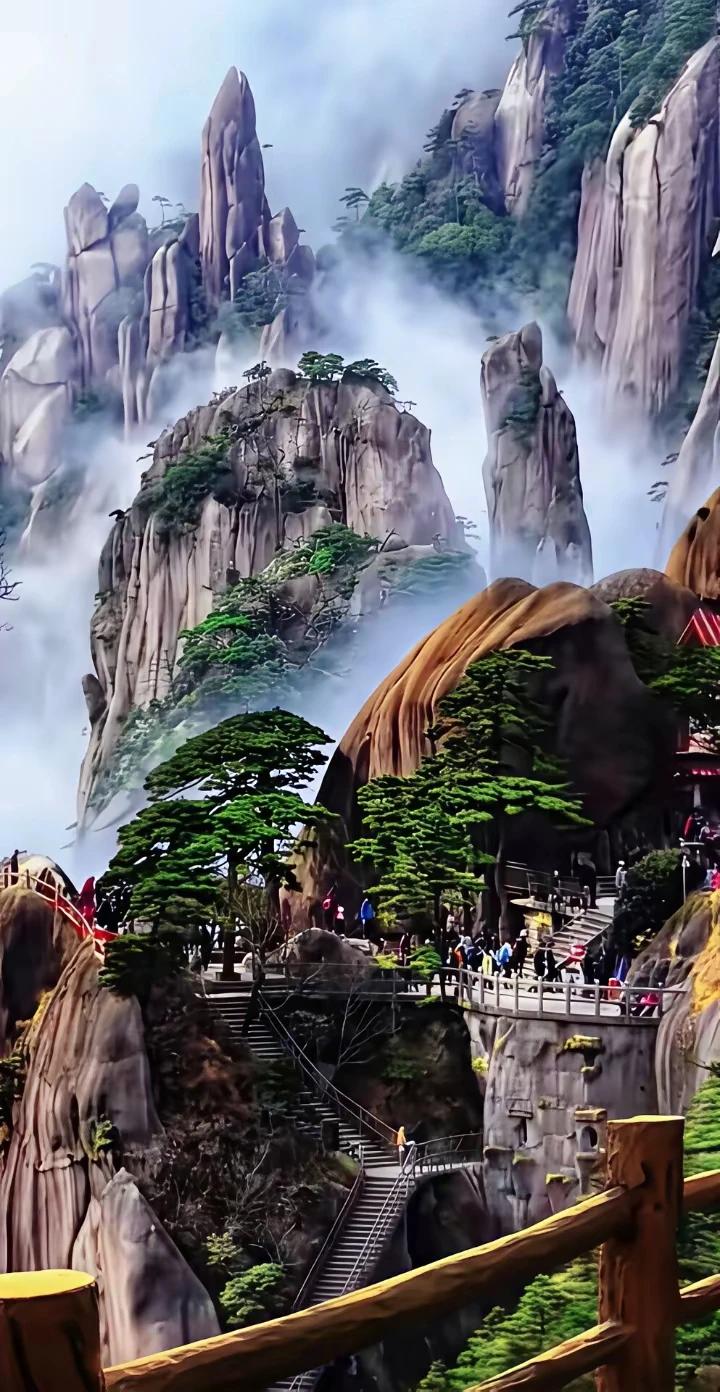 大自然，鬼斧神工。云雾缭绕，似海市蜃楼般梦幻，令人沉醉。