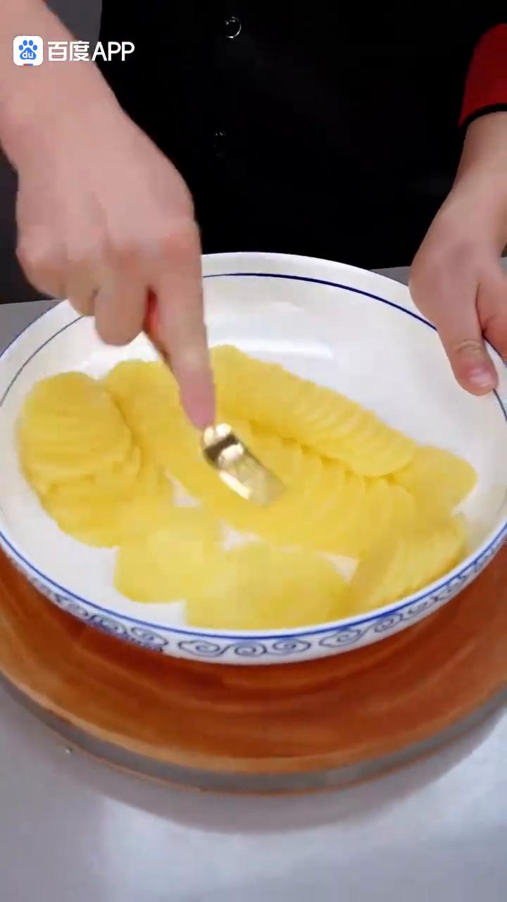 把土豆放锅里面蒸一下，出锅就是一道既能当菜又能当零食的一道特色美食。如果想学，一