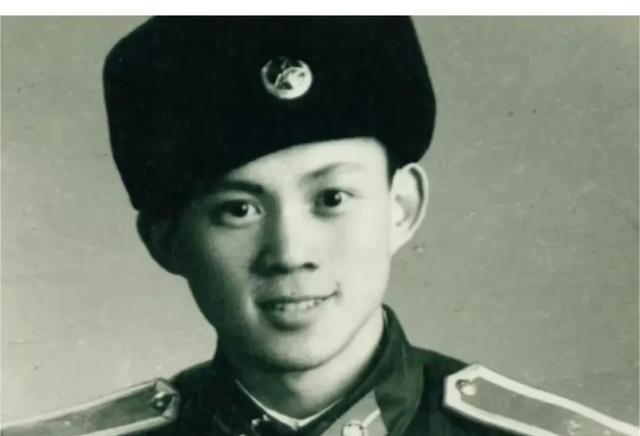 1980年，美国，一位女士正翻看来自国内的《光明日报》，不经意间，眼睛扫过一篇文