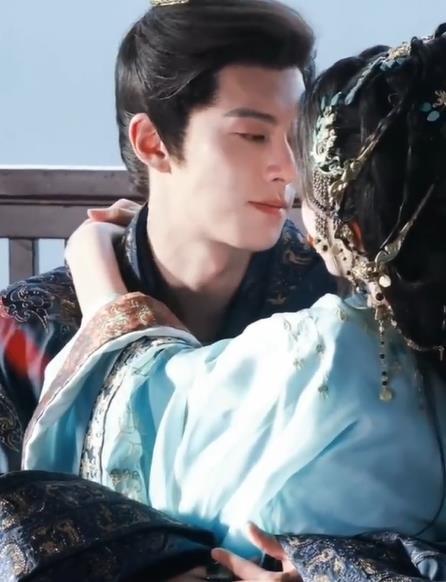 王鹤棣孟子义腿上吻王鹤棣与孟子义在《将门独后》片场进行拍摄，两个镜头中的吻戏令