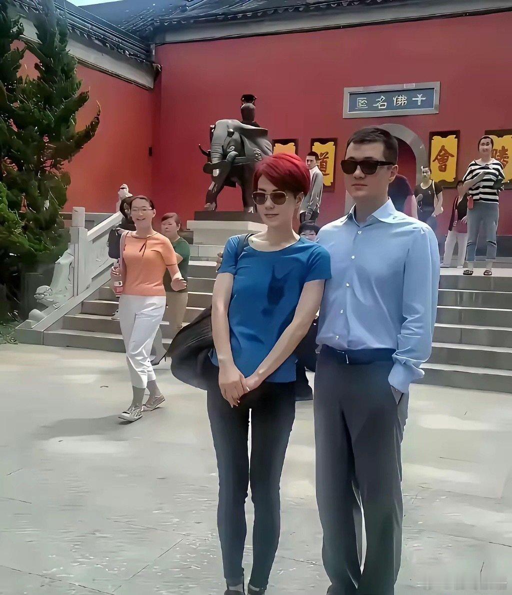 早年王菲跟李亚鹏在寺庙前合影，这应该是他俩最虔诚的穿搭了​