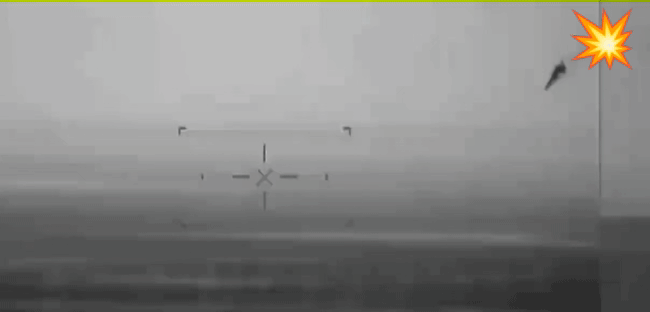 F/A-18E“跳水”，入水角度不行，水花没压住，0分！再来一次[无奈吐舌]！从这一