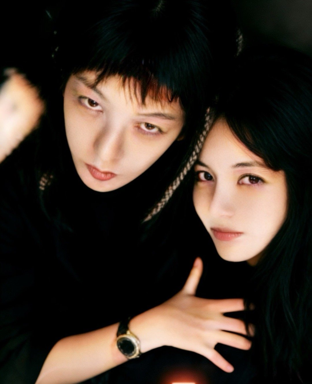 权志龙Lisa合照这是我晚上能看到的图吗？哎呦两个我都爱啊是要合作吗，这滤镜实在