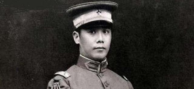 1948年，70岁穷困潦倒的袁克定流落街头，却遇到了曾经的老仆人，仆人每天上街帮