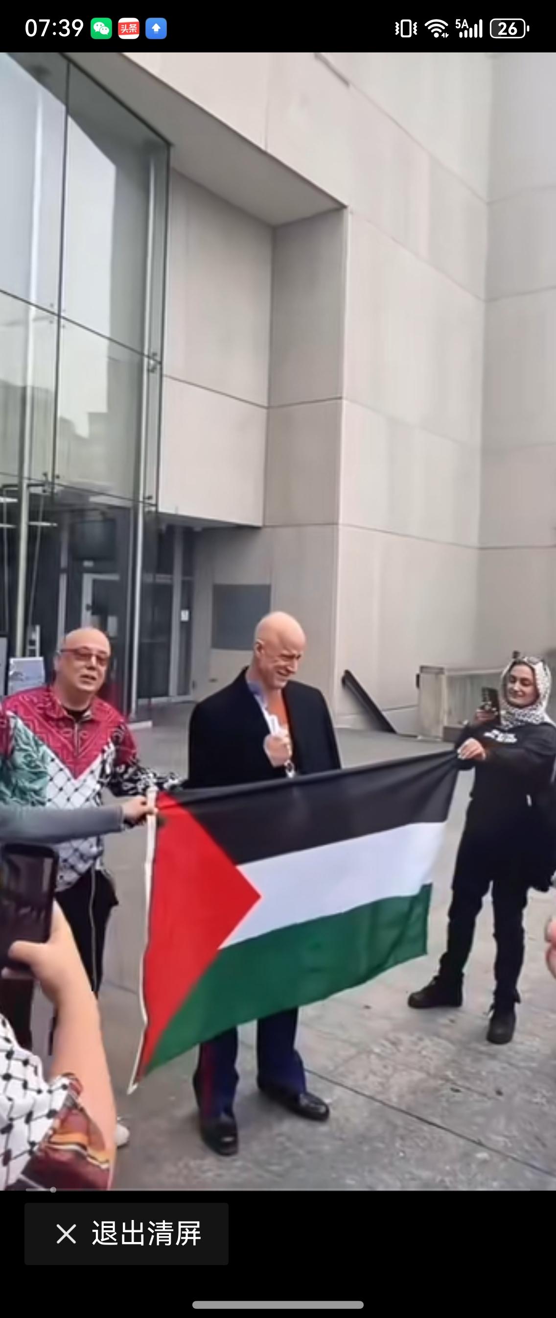 他出院了！这位就是美军老兵麦金尼斯，3月4日，他在美国参议院军事委员会听证会上高