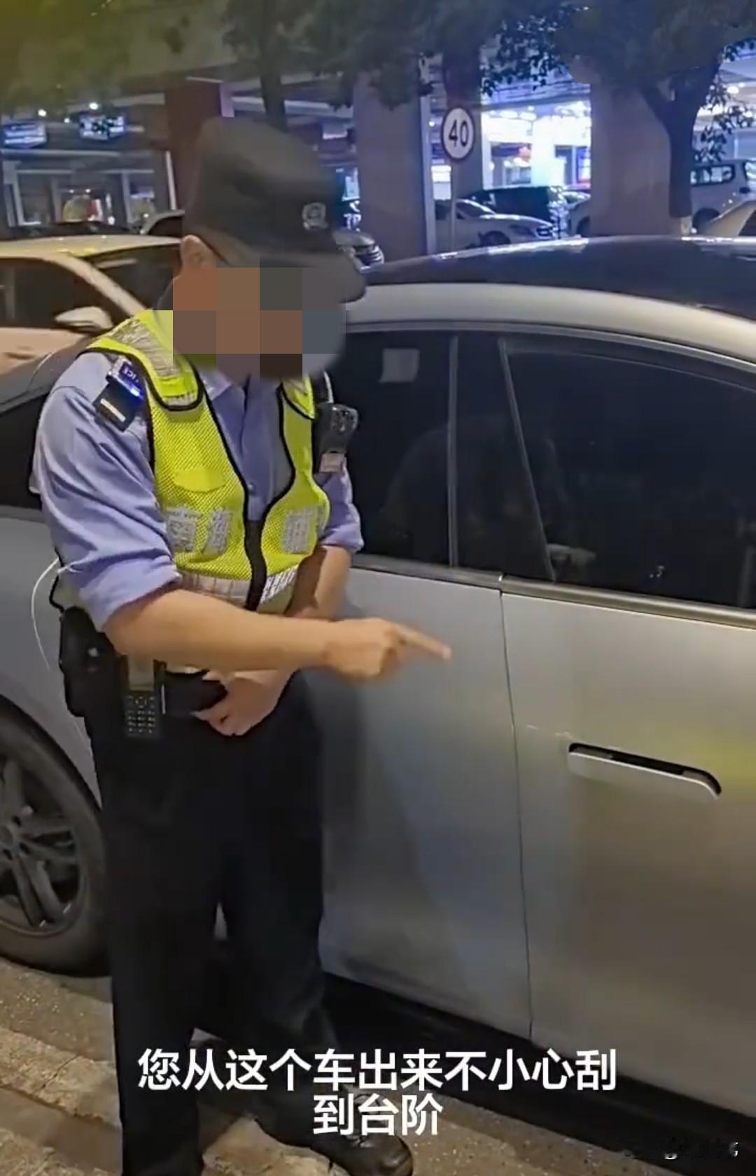 女子坐网约车开门时，车门磕到了马路牙子，女子愿意给予赔偿，50或100都行，但司