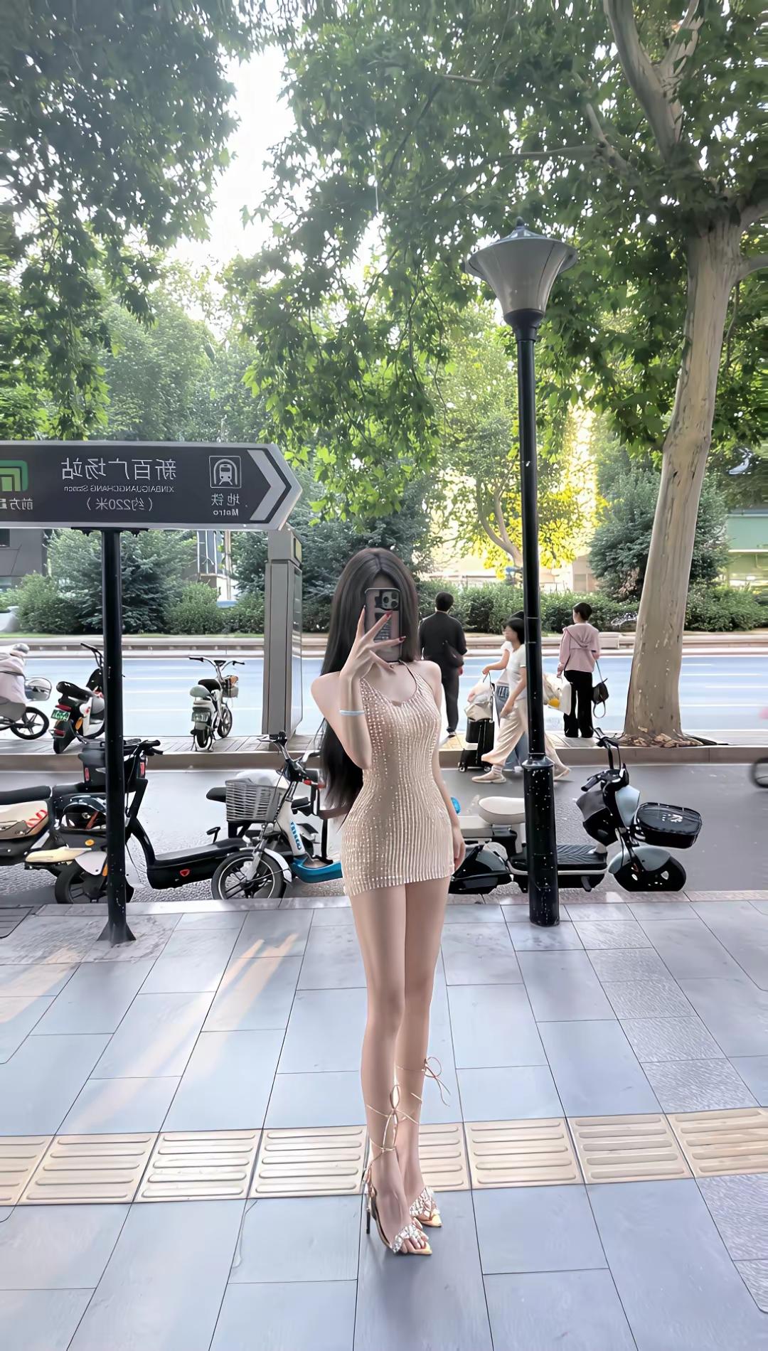 今天在店门口看到一女孩在自拍，很想上去和她打个招呼，是不是勇敢一点也许能成功