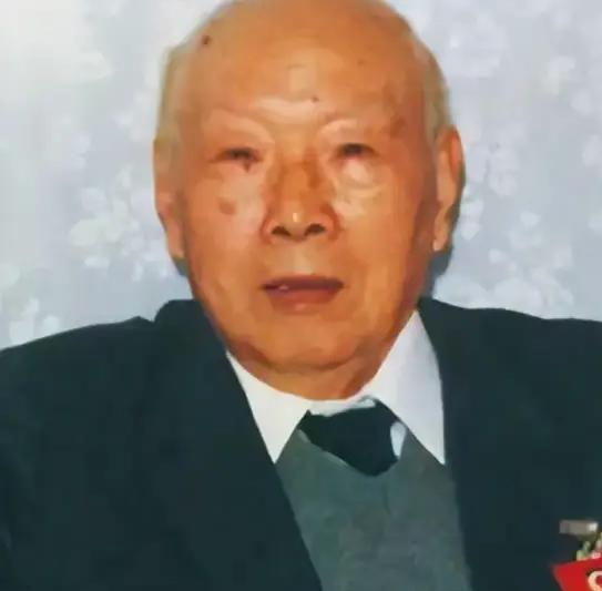 1985年，宋希濂急冲冲地跑去机场。见到陈赓的妻子傅涯后，他将一沓钱交给她，说：