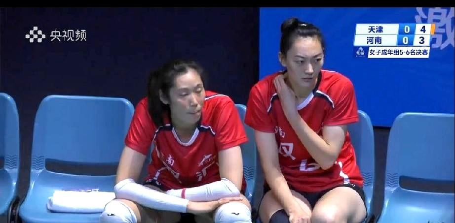 天津战河南第三局，给天津带来之痛：刘美君前面河南高个拦网，还硬砸，最终被拦，25