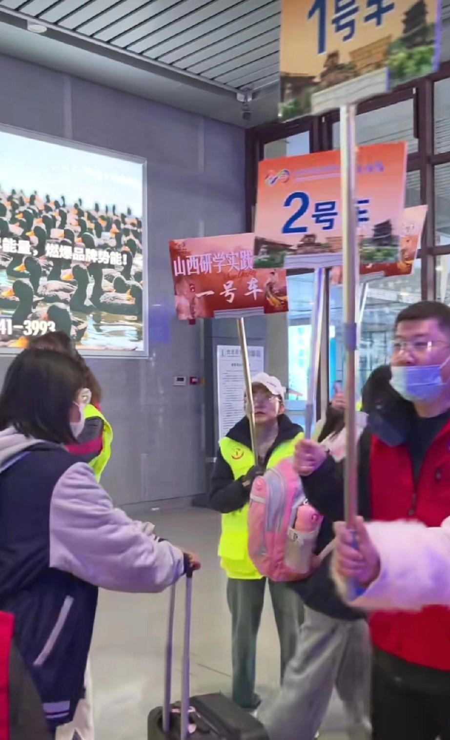 大同你就接招吧。北京清华附中三百余人又来大同研学了。谁都认为立冬的大同，天气冷