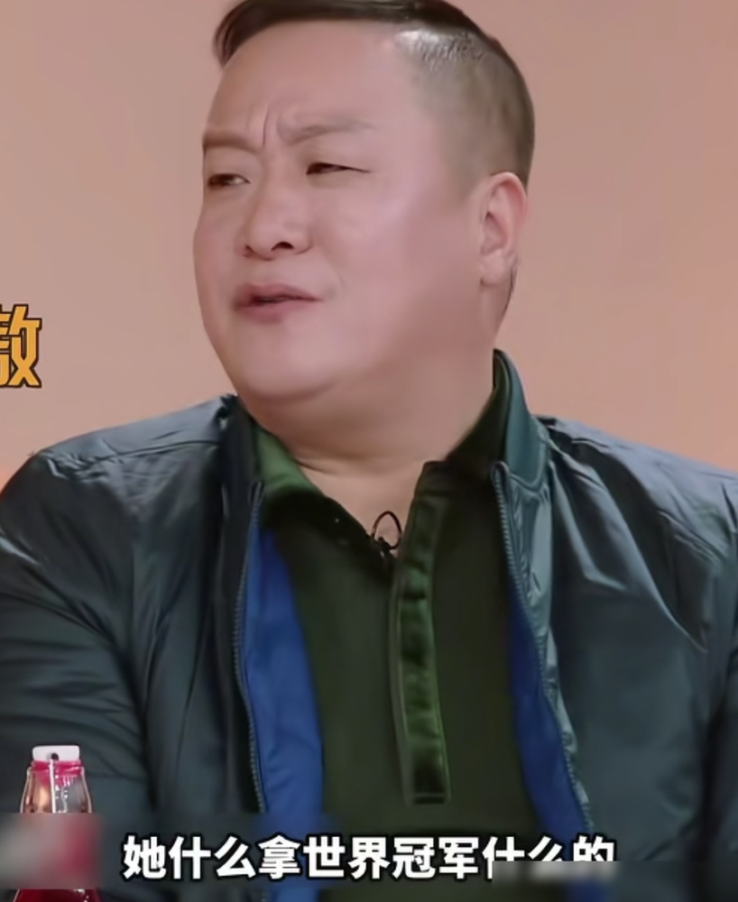 傅园慧她爸说，生活全围着女儿转，自理能力差也不改。这话搁一般家长嘴里，得被骂成溺爱。可人家硬是把哮喘