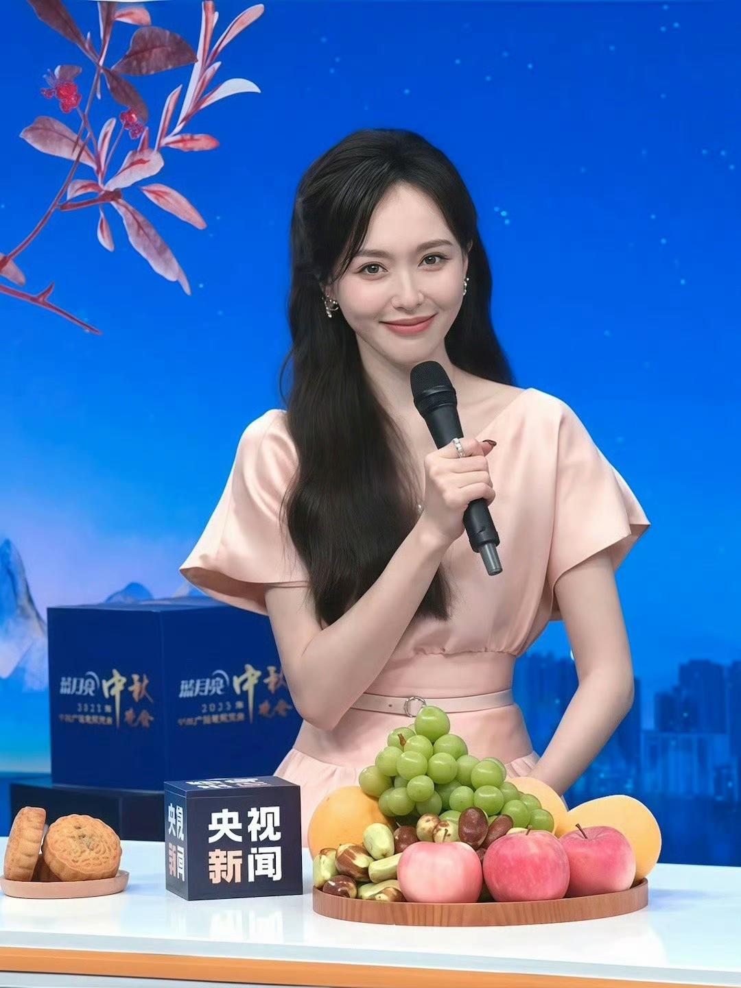 家人们快看唐嫣！拿视后后首次出镜就选在央视秋晚，一袭粉裙上身，温婉又大气，那股子
