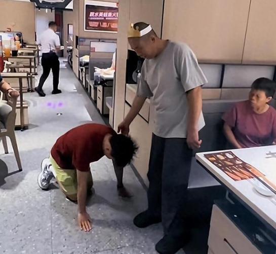 泪目了！上海一小伙子在饭店为父亲庆生，为了表示对父亲的感谢，当着所有人的面给父亲