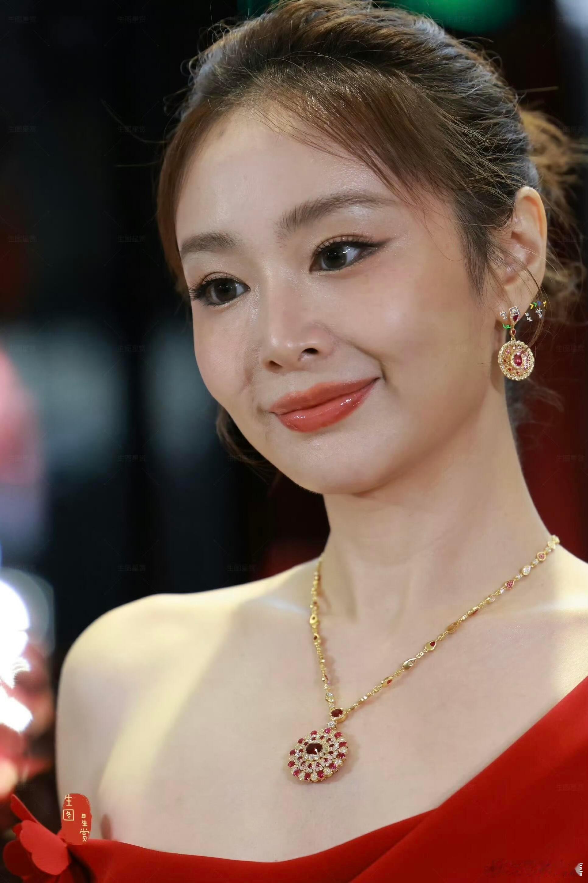 难道只有我很吃高叶的颜吗？一直都觉得高叶长得很舒服！特别耐看的漂亮，而且还没有什