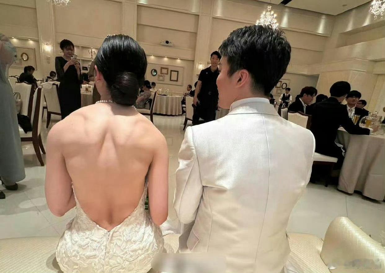 从背面看新郎绝对不是新娘的对手​​​​