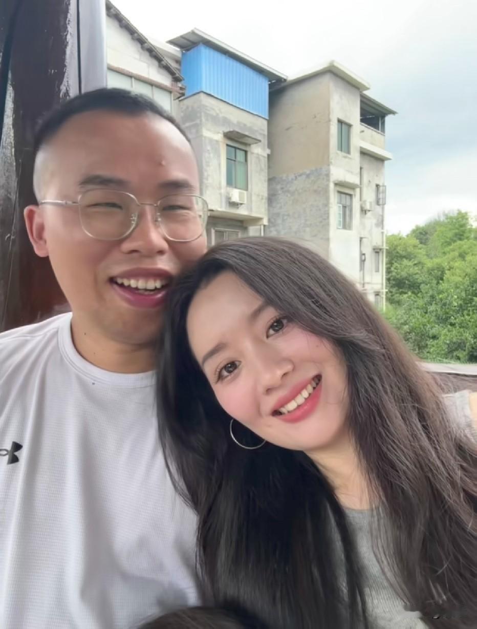 男的哪里丑的？头发多点，眼镜拿掉，牙齿弄弄，才好[捂脸哭]