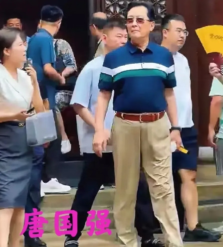 唐国强这是真把自己当成伟人了？出去旅个游，架势摆得比天高。腆着肚子一摇三晃，