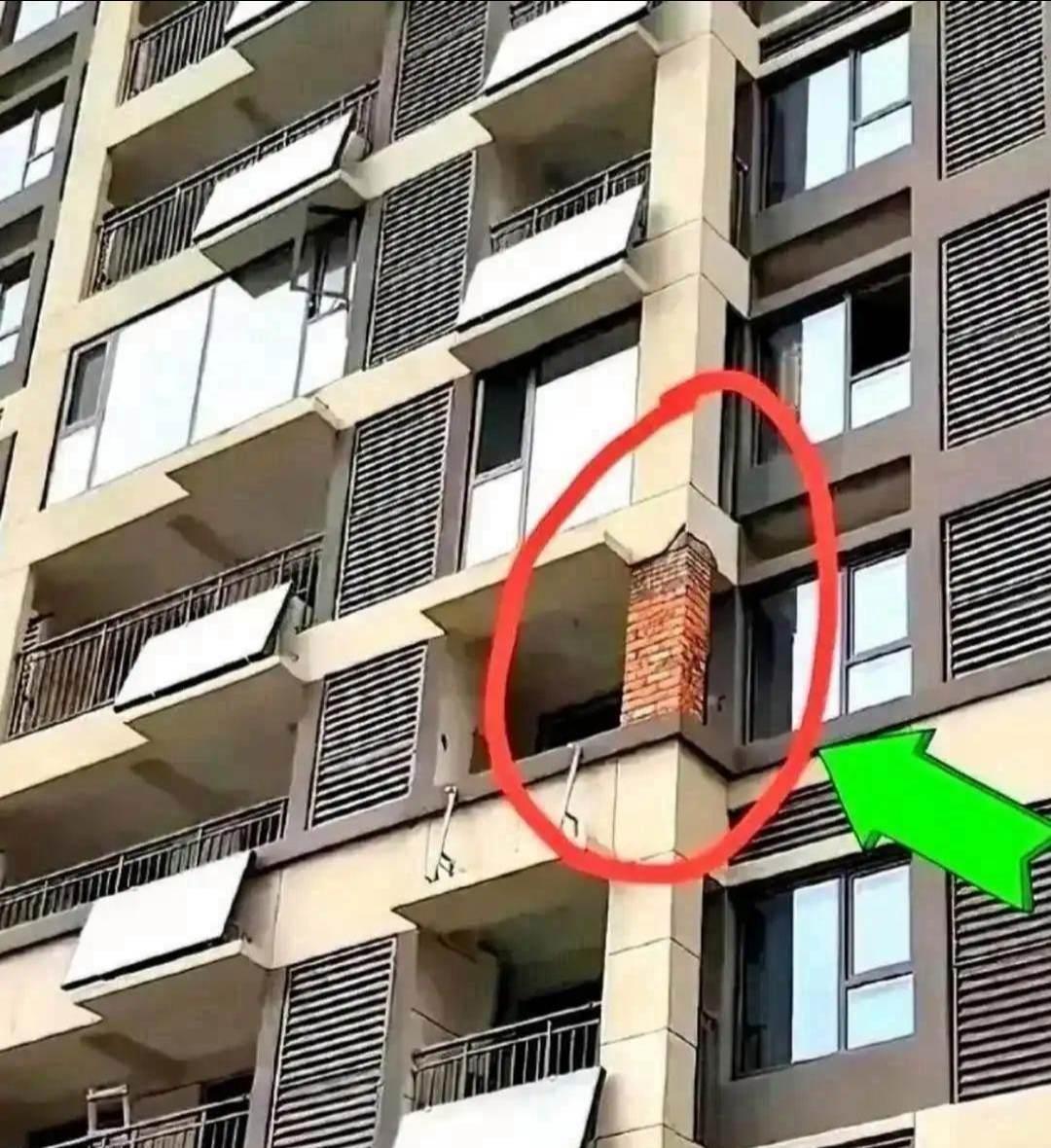 邻居发现大哥把阳台的承重柱给拆了，就找大哥赔钱。大哥说自己没钱，没办法就用红砖把
