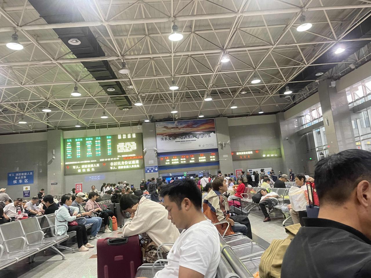 限高真是不方便都什么年代了，居然来火车站坐Z字头火车，而这一切
