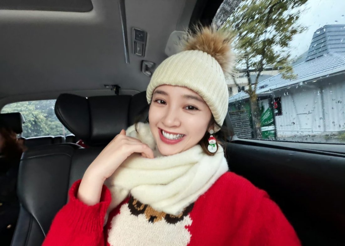 永远看到唐艺昕都是那个明媚的笑容！圣诞快乐，好运环绕姐的每一天