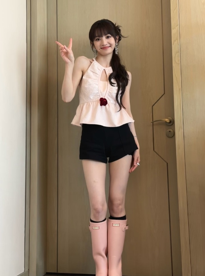 谁懂田曦薇这双腿！匀称且有肌肉和力量感，不是干瘦是健康美，满满青春活力感！​​