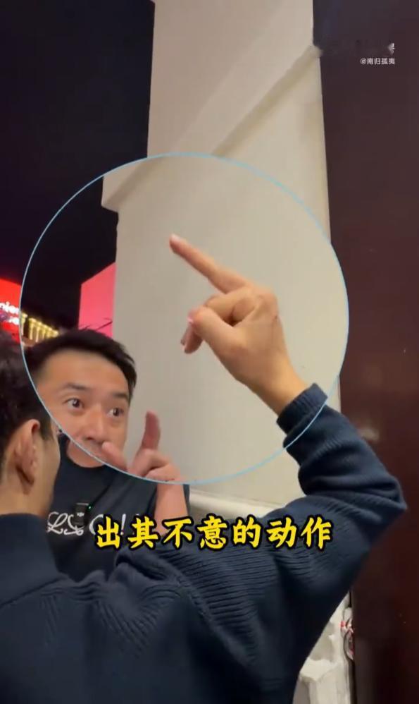 英国伦敦，一名中国博主正在皮卡迪利广场直播，几名外籍青年突然上前挑衅，不断用身体