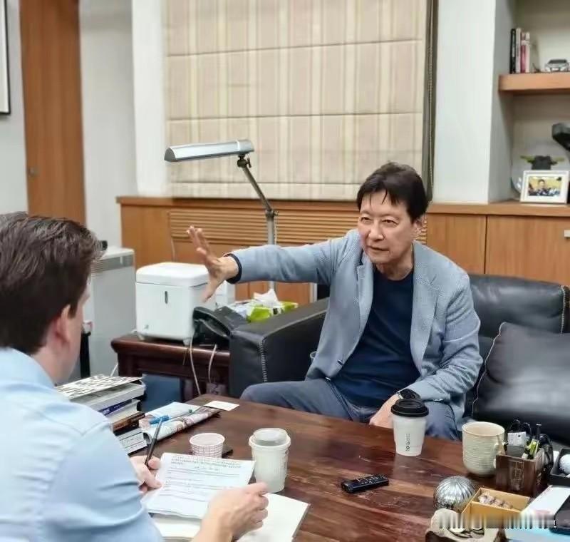 中广前董事长赵少康25日下午在接受专访时叫嚣，蓝营本来就不反美，蓝营的高层几乎都