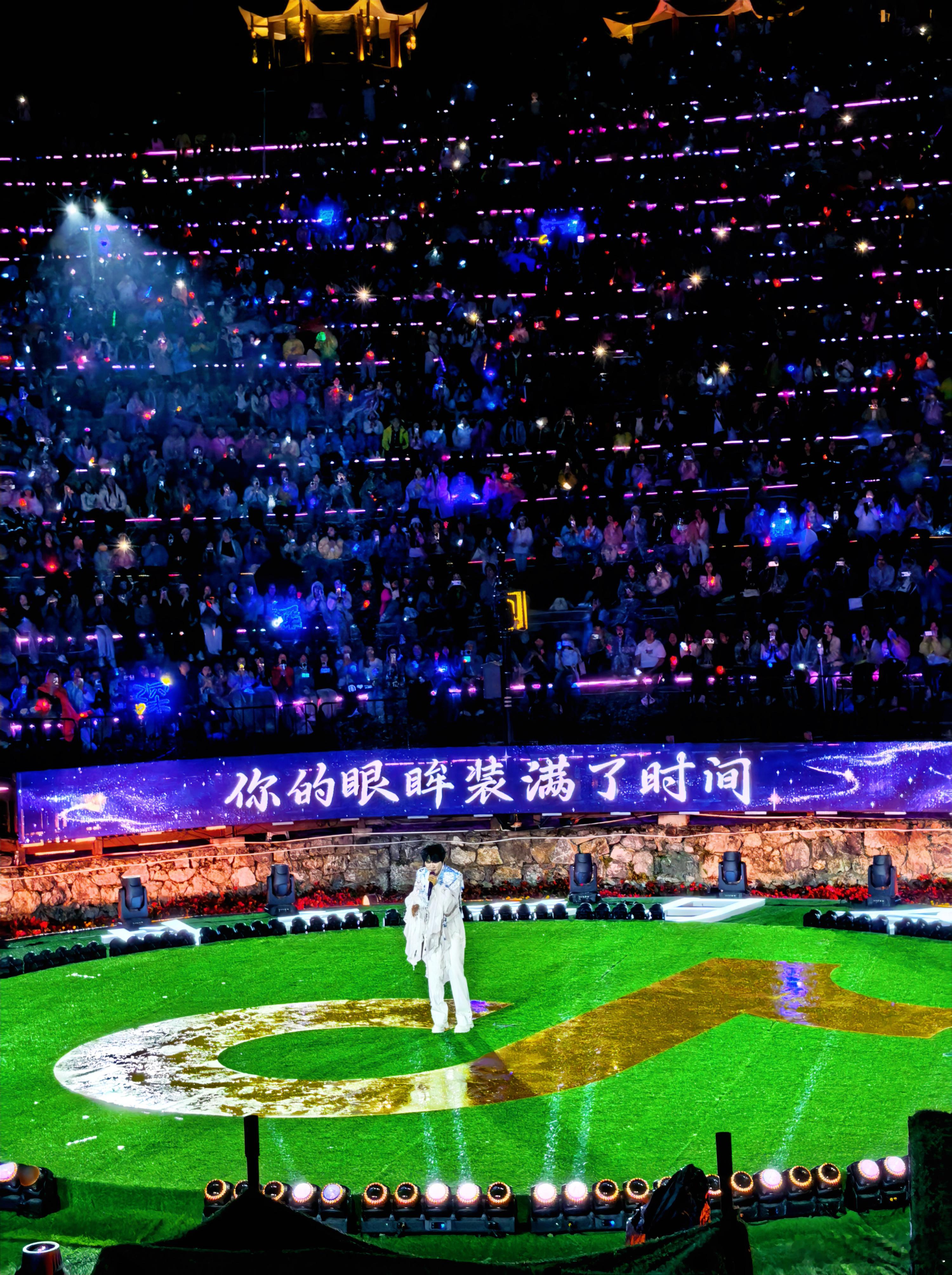 耳机🎧里的音乐现场听，周深贵州大地拇指音乐会🎵在贵州大地指纹音乐会和周深合唱
