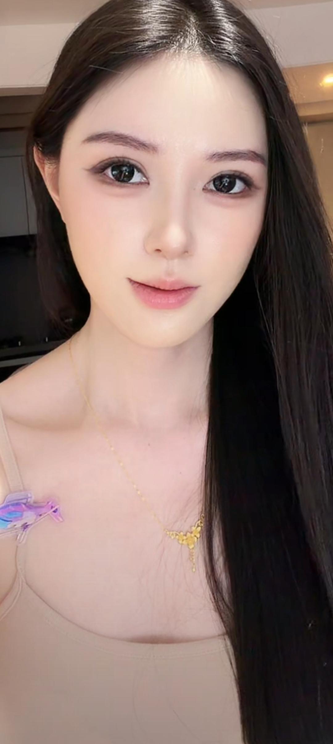 长发美女穿着吊带裙，微笑自拍。