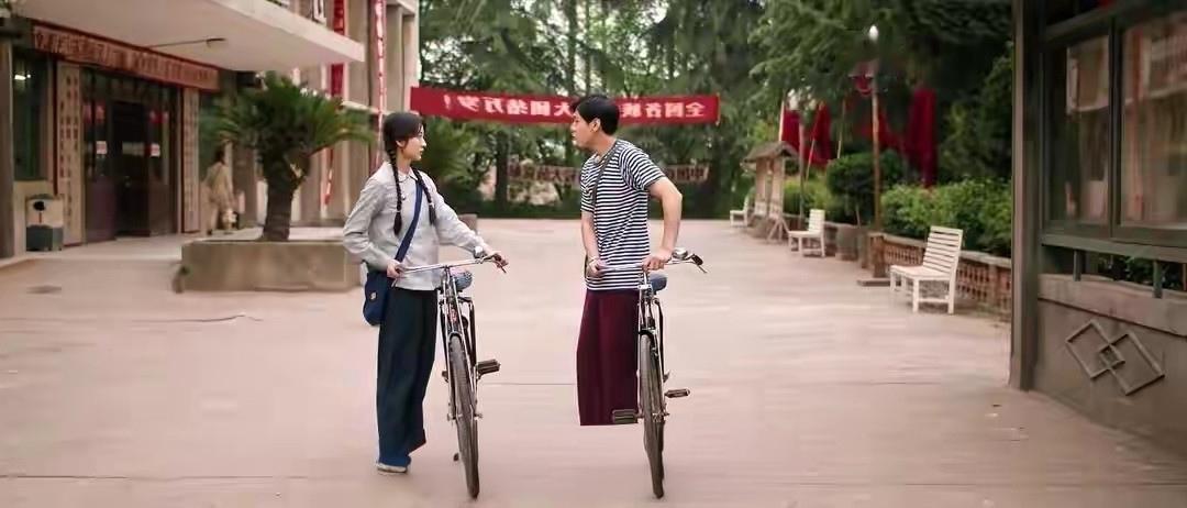 追剧《纯真年代的爱情》看了这个剧名，本以为是描写那个年代的“人人为我，我为人人