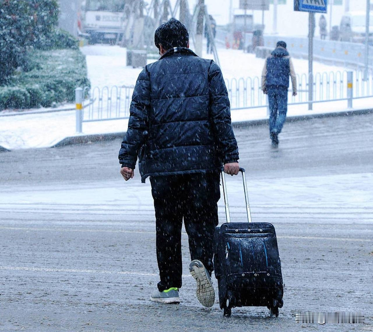 江苏南通，男子刚满月父亲就离家出走，30年来杳无音信，只在办理离婚手续时回过一趟