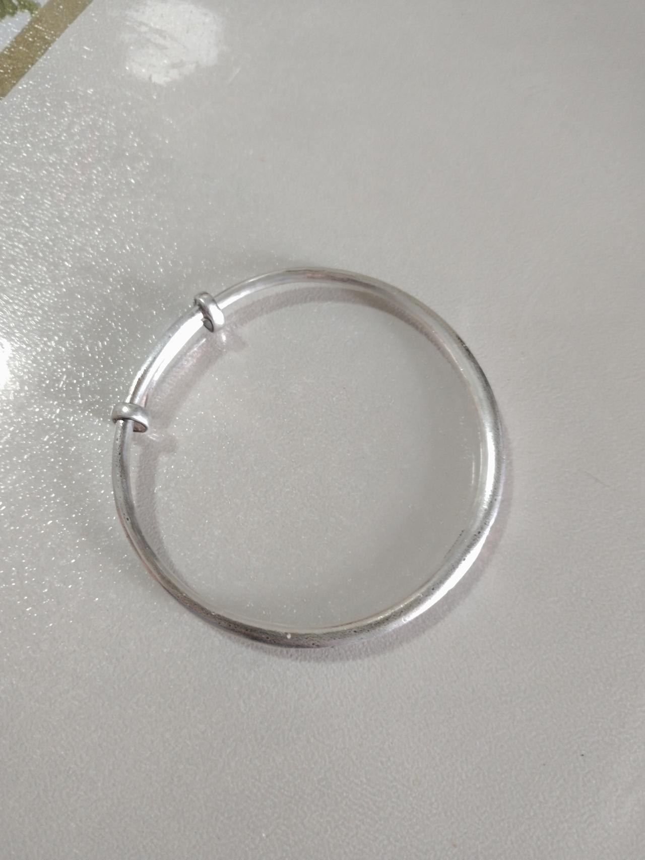 过年了，手头紧，今天去金店变现了一个银手蜀和三个袁大头，袁大头是假的，就是想确认