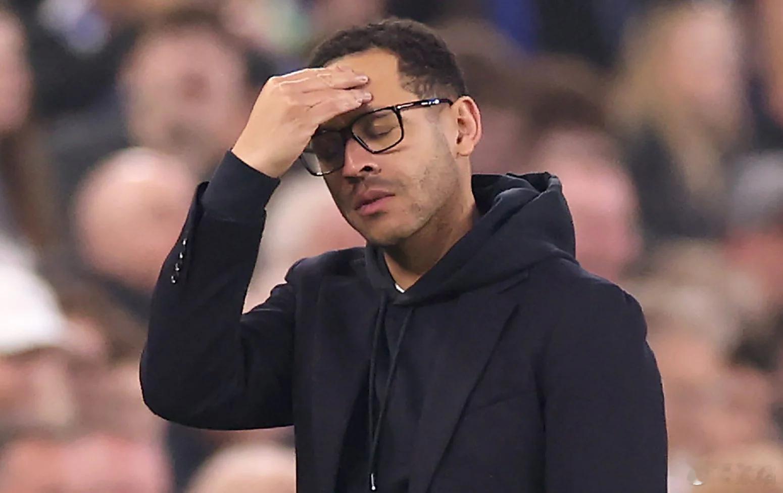 切尔西解雇罗森尼尔罗森尼尔与切尔西签了6年半长约，干了不到半年，准确地说是10