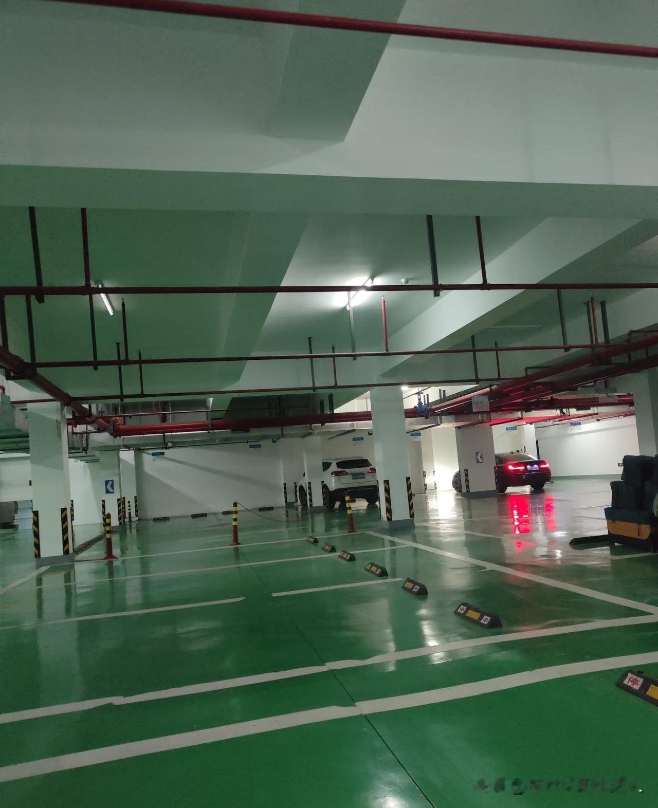 为什么现在小区车位越来越卖不动了？不知道大家发现没有，现在新建小区的车位，