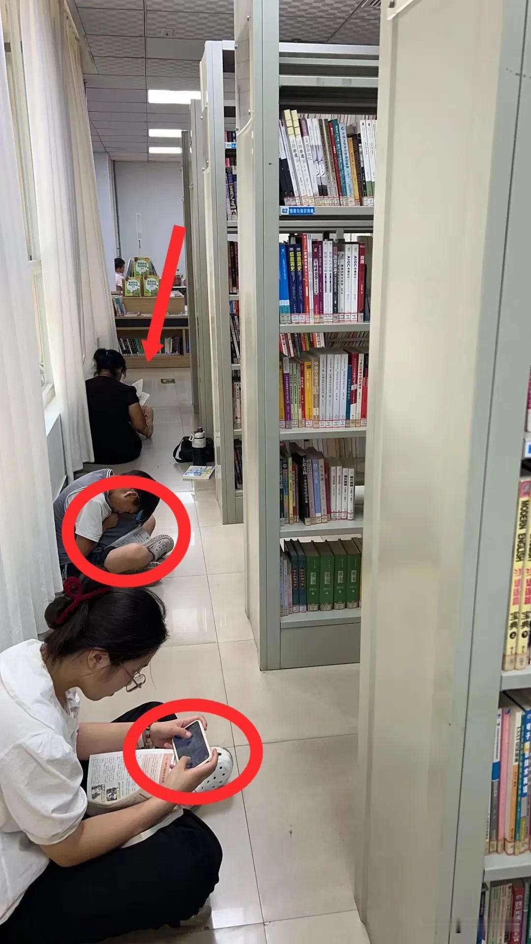 暑假同样是去图书馆学习但是区别大了！学校同样是在班里听课，但是也区