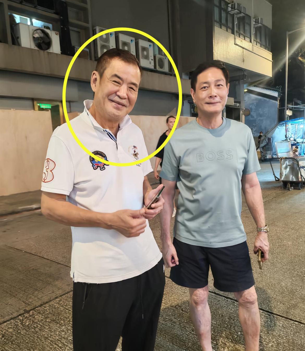 68岁“水房车神”盲亨近照，满头黑发仍显年轻，越老越和善，一身打扮更是透着朴素，