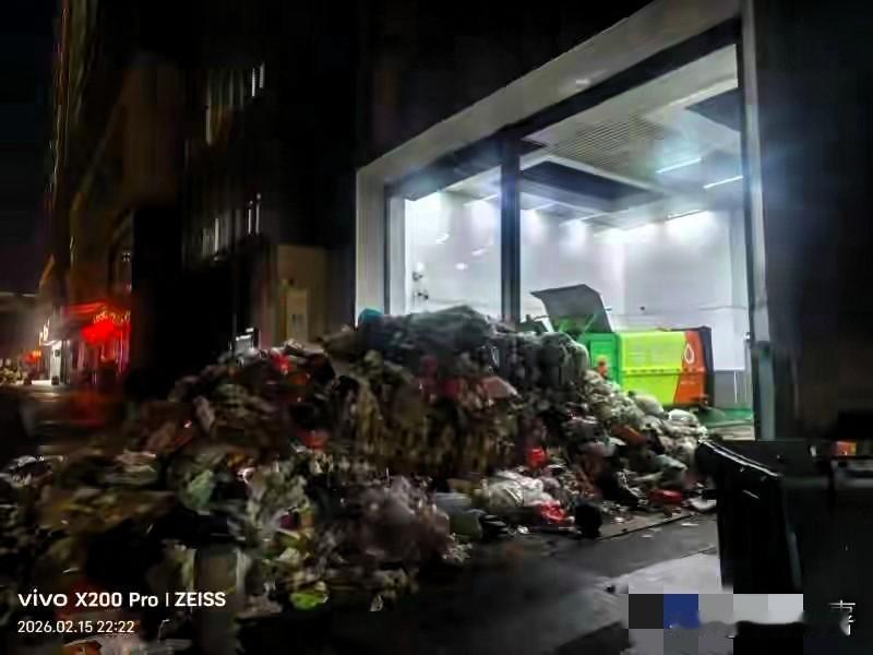 深圳男孩误扔十万现金！物业深夜翻垃圾堆，钞票生死大追踪深圳一名小学生把装着十