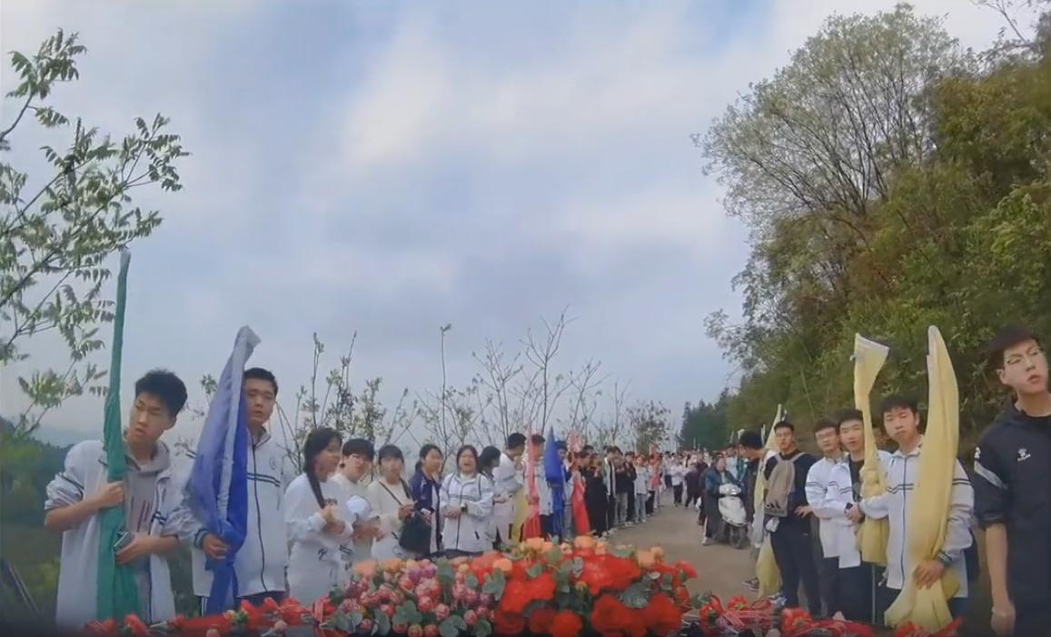 可遇不可求！一对新人结婚，接亲车队偶遇一群春游的学生，学生们主动把路中间让开，一