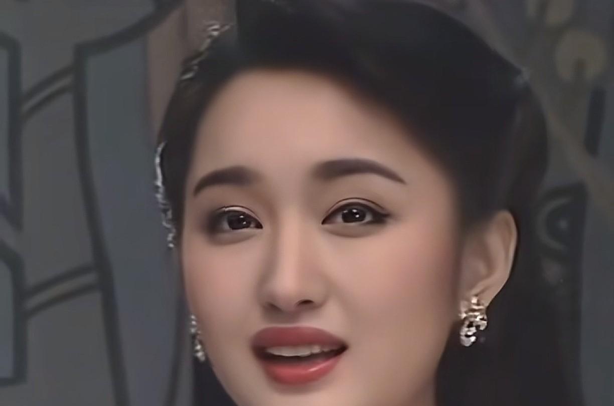这是20岁的杨钰莹，说是甜美鼻祖也不为过了，那个年代，一个她，一个邓丽君，都是这