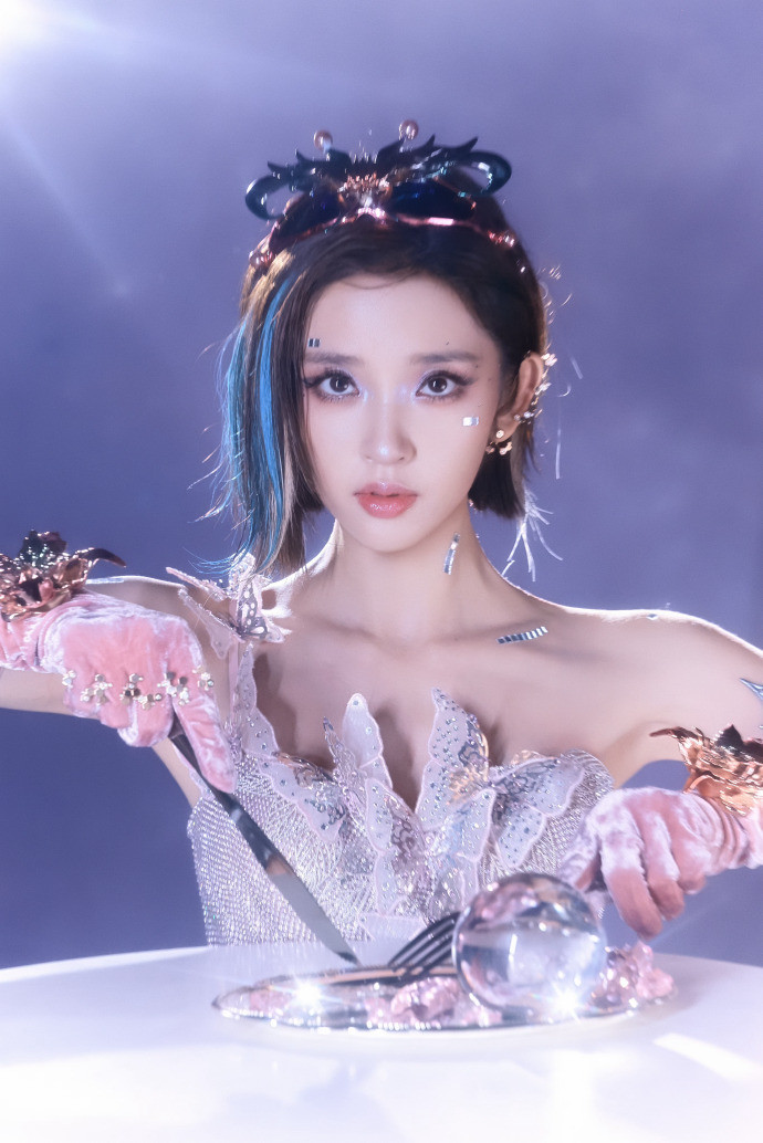 唐艺昕直播被叫妈妈满屏都在叫妈妈，唐艺昕那个宠溺的笑真的太好看了，状态和气质都