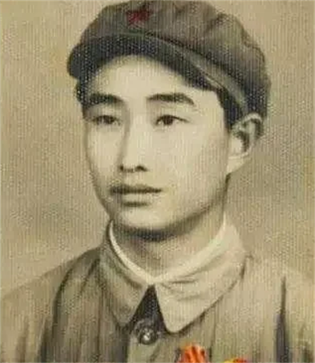 1943年，日军空袭八路军驻地。18岁的八路军小战士宋岭春仰面躲在草丛中，眼瞅着