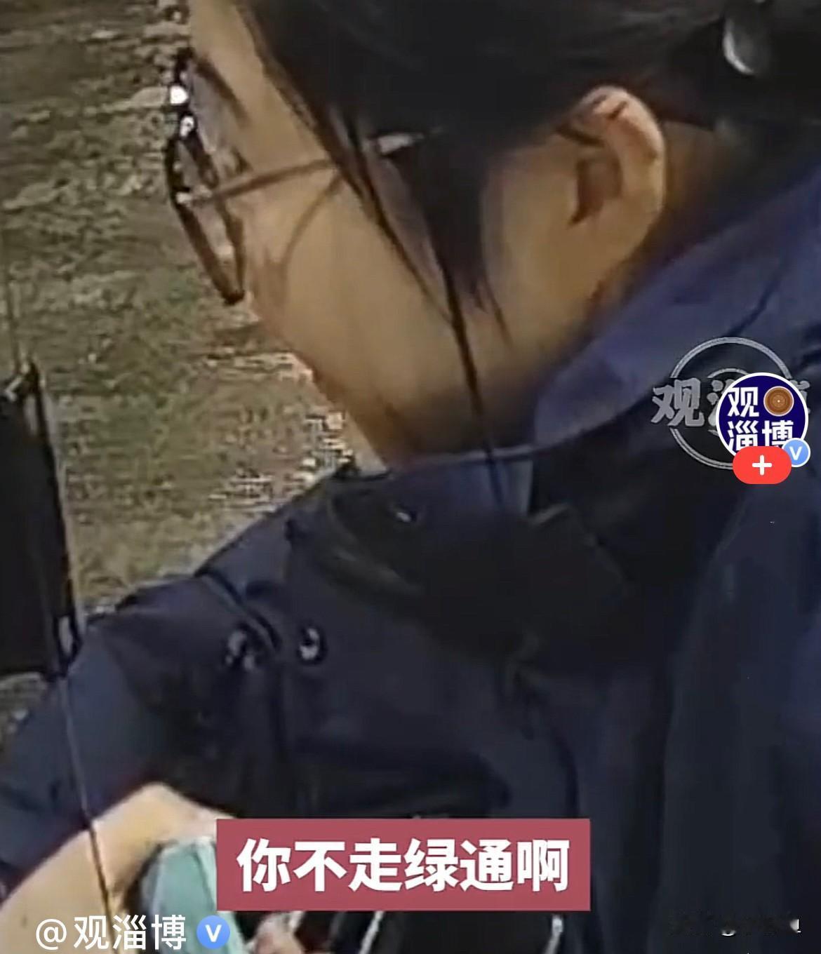 近日，浙江杭州一高速收费站美女收费员太暖心了，一辆载满萝卜青菜的大货车下高速，美