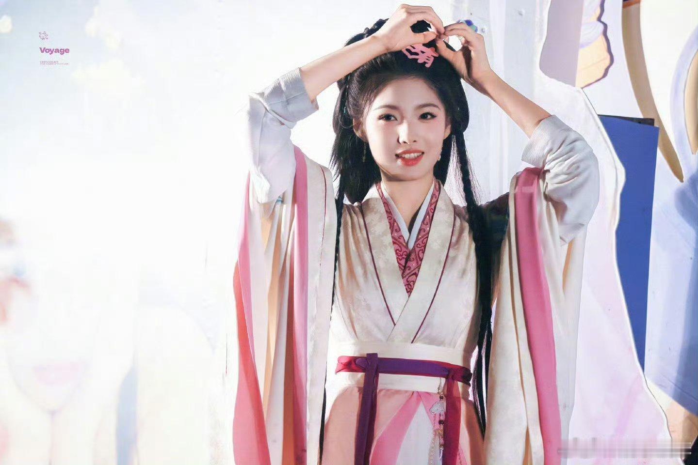 侯明昊艾米雀骨杀青啦！没人不被妹妹甜美的笑容征服🙌🙌[打