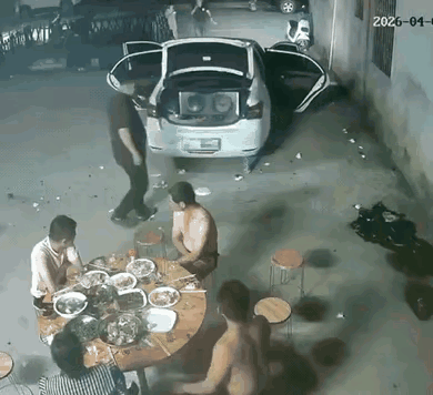 后面这位大哥一看就不一般
