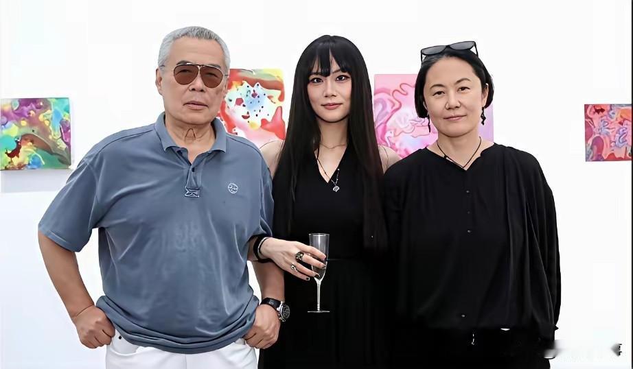 高原与父亲高飞、女儿窦佳嫄同框，高原是歌手窦唯的前妻，也是当年家喻户晓的乐坛人物