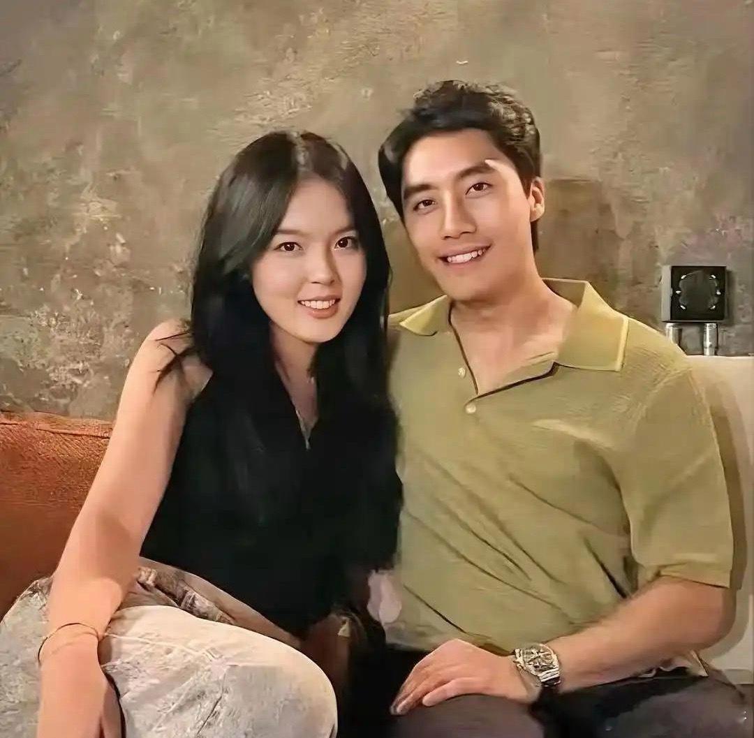 李咏的女儿，晒出了男朋友的照片，虽然个子不高，但是稳重大方，有成功男人的气质。虽